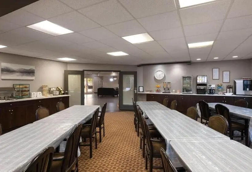 ホテル Travelodge Suites by Wyndham Estevan