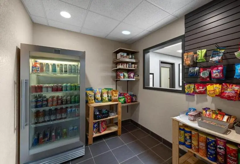 ホテル Travelodge Suites by Wyndham Estevan