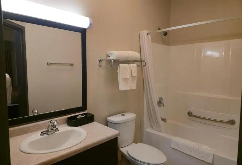 ホテル Travelodge Suites by Wyndham Estevan