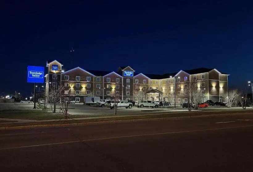 ホテル Travelodge Suites by Wyndham Estevan