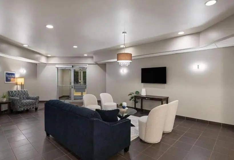 ホテル Travelodge Suites by Wyndham Estevan