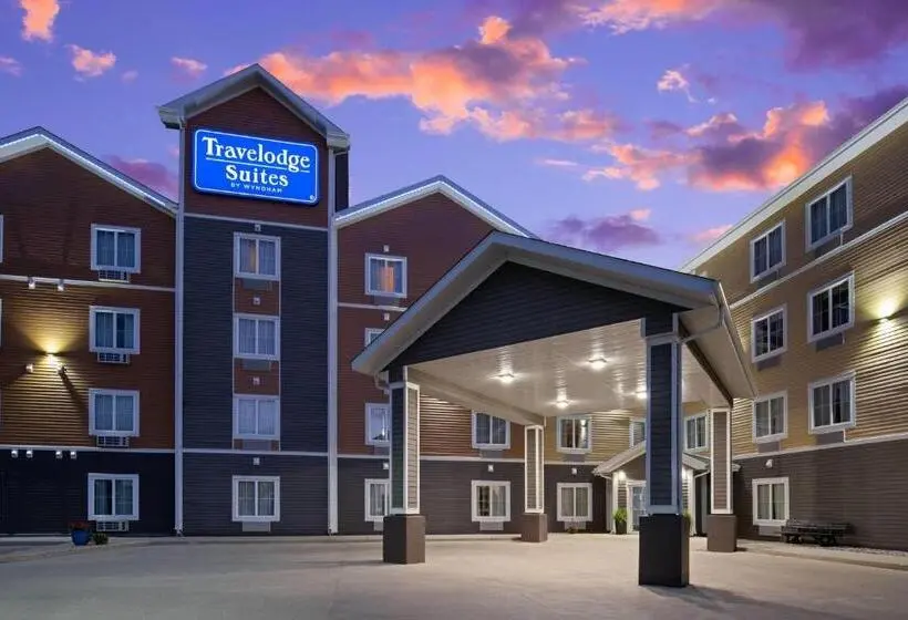 ホテル Travelodge Suites by Wyndham Estevan