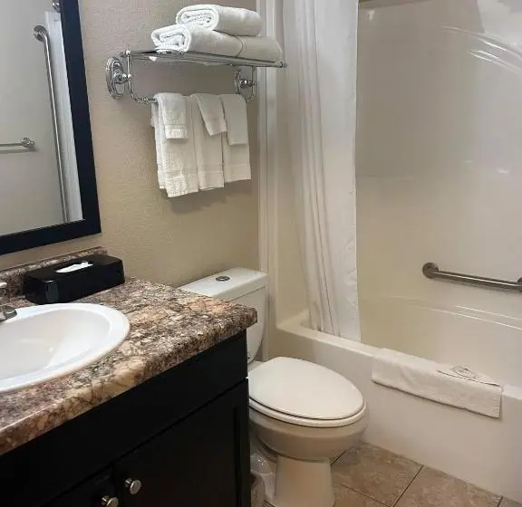 ホテル Travelodge Suites by Wyndham Estevan