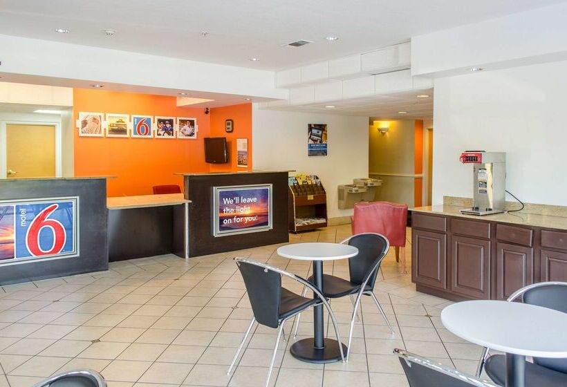 فندق على الطريق Quality Inn & Suites