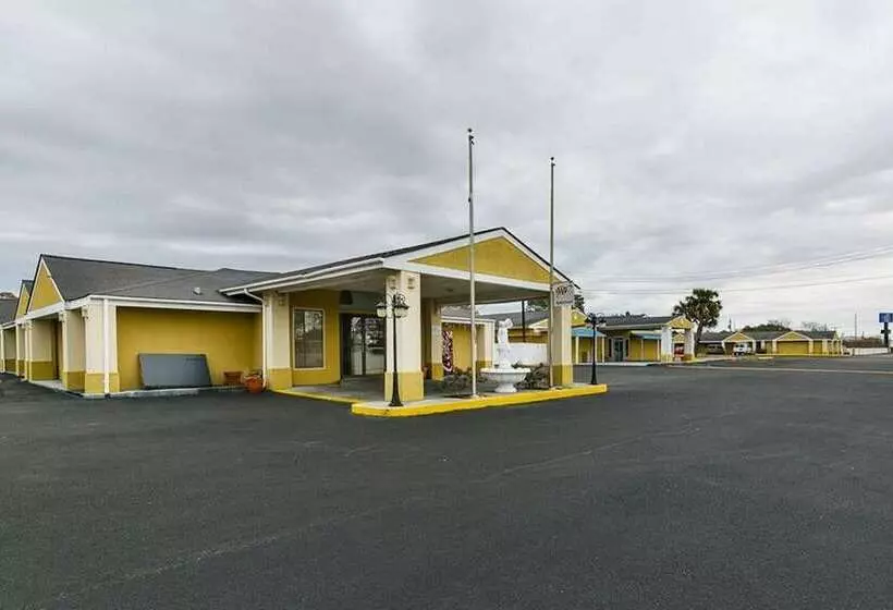 Отель Rodeway Inn & Suites