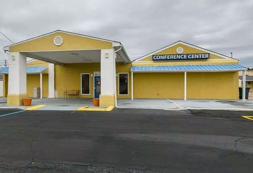 Отель Rodeway Inn & Suites