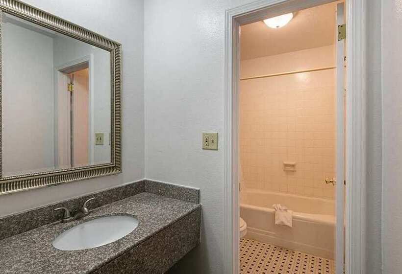 فندق Rodeway Inn & Suites