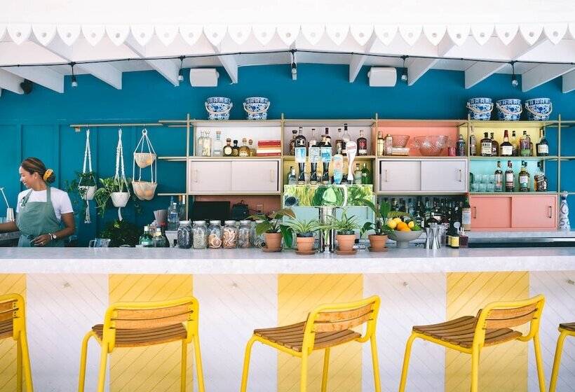 هتل Hampton By Hilton Grand Cayman Seven Mile Beach