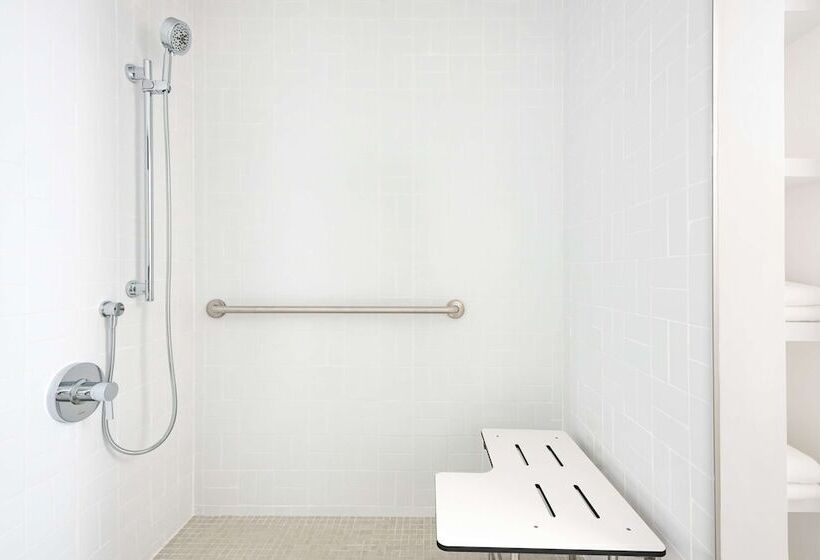 هتل Hampton By Hilton Grand Cayman Seven Mile Beach