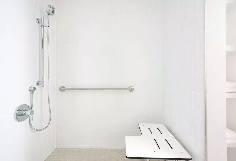 Hotel Hampton By Hilton Grand Cayman Seven Mile Beach