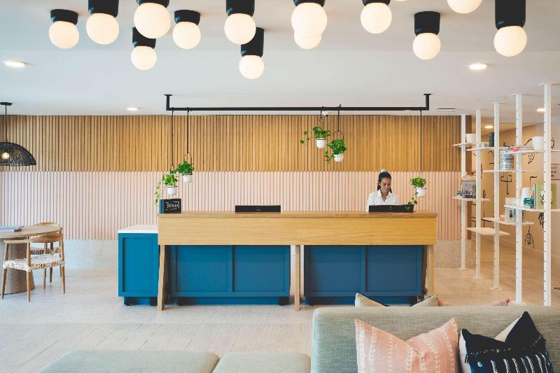 هتل Hampton By Hilton Grand Cayman Seven Mile Beach