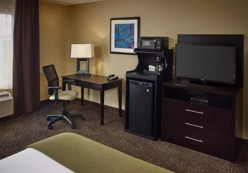 Отель Holiday Inn Express And Suites Timmins, An Ihg