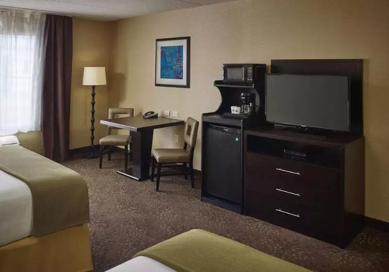 Отель Holiday Inn Express And Suites Timmins, An Ihg