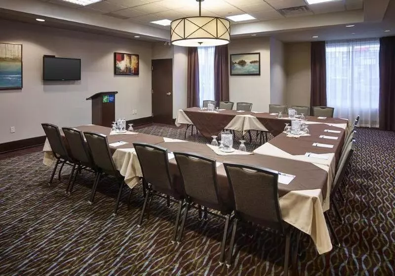 Отель Holiday Inn Express And Suites Timmins, An Ihg