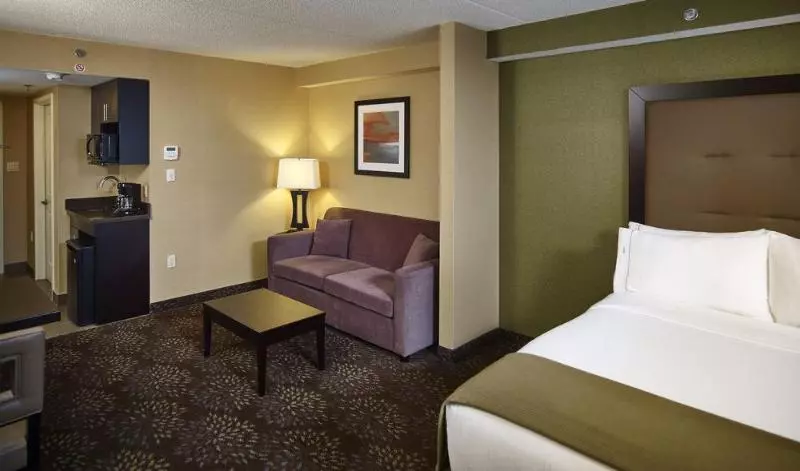 Отель Holiday Inn Express And Suites Timmins, An Ihg