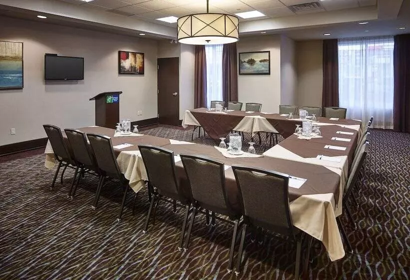 Отель Holiday Inn Express And Suites Timmins, An Ihg