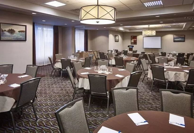 Отель Holiday Inn Express And Suites Timmins, An Ihg
