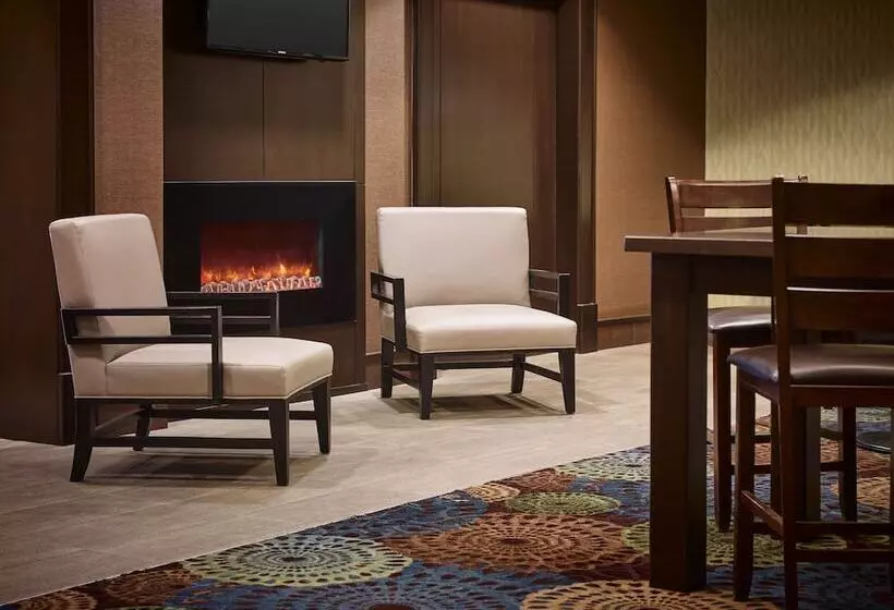 Отель Holiday Inn Express And Suites Timmins, An Ihg