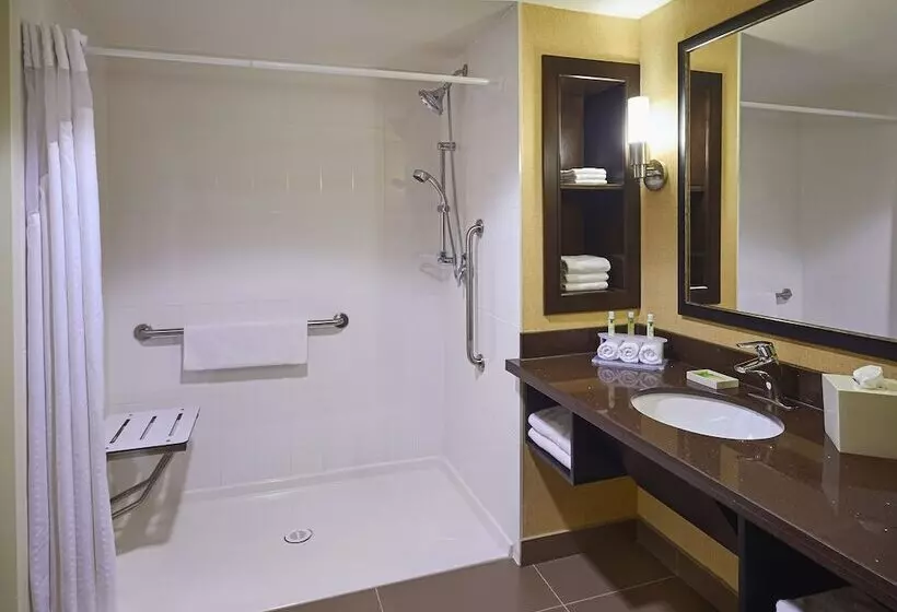 Отель Holiday Inn Express And Suites Timmins, An Ihg