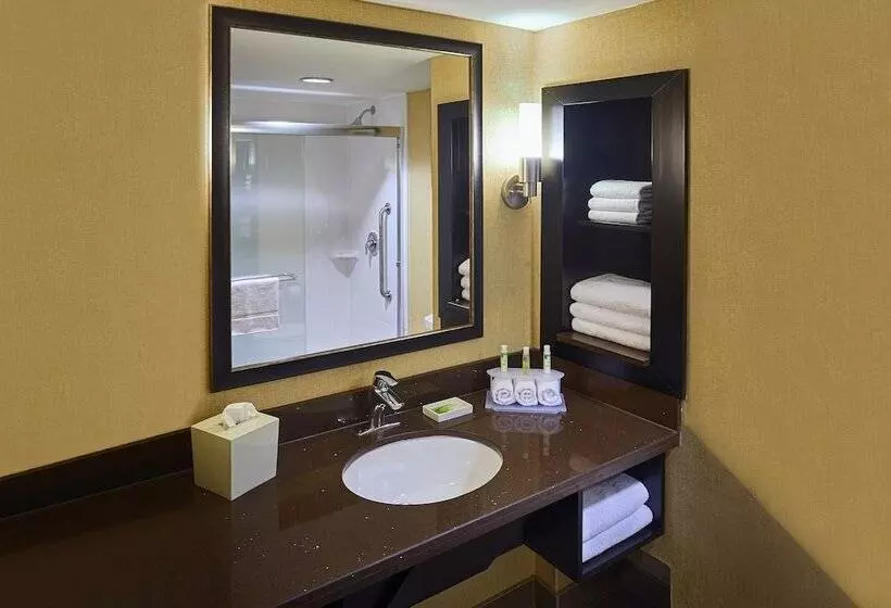Отель Holiday Inn Express And Suites Timmins, An Ihg
