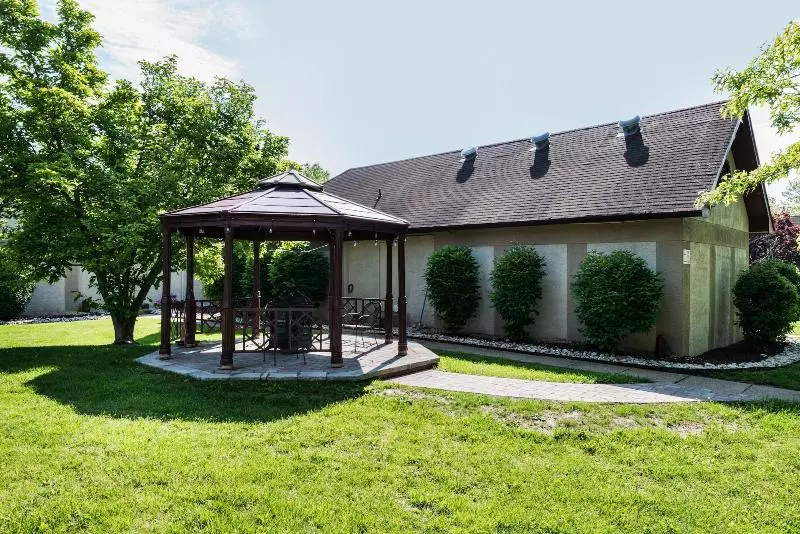 호텔 Inn Of The Dove Romantic Luxury & Business Suites