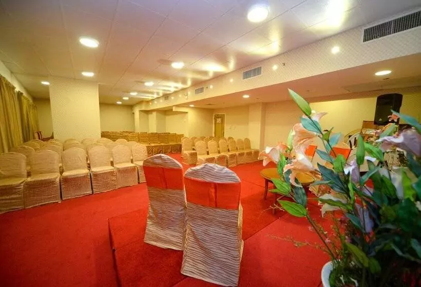 호텔 Nejoum Al Emarat