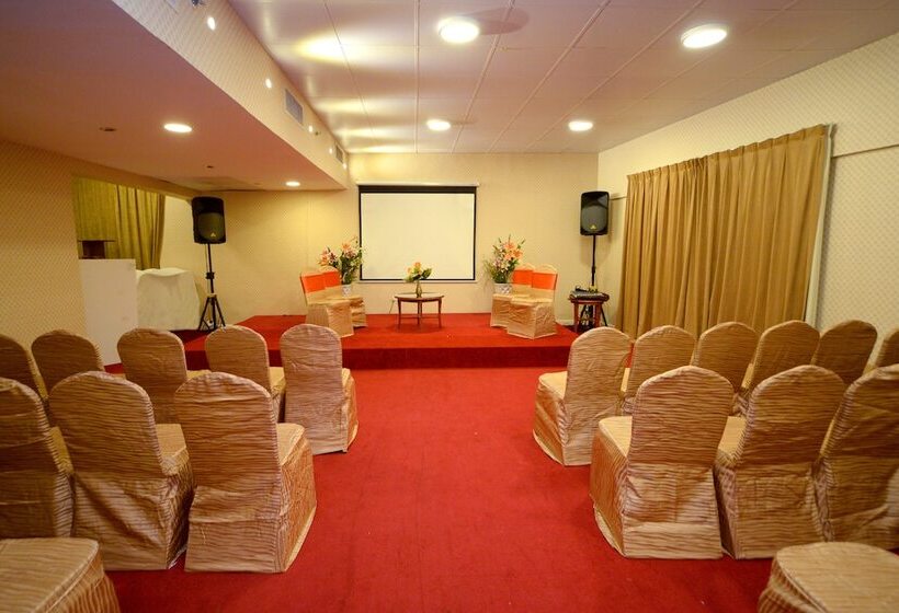 ホテル Nejoum Al Emarat