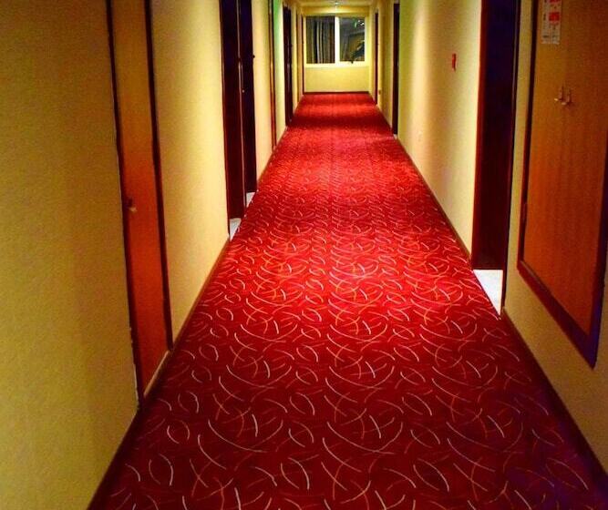 ホテル Nejoum Al Emarat