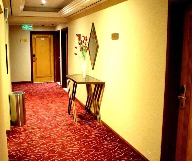 ホテル Nejoum Al Emarat