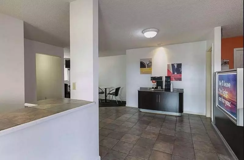 Отель Rodeway Inn & Suites