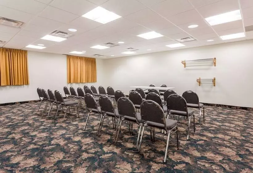 فندق Super 8 By Wyndham Alma