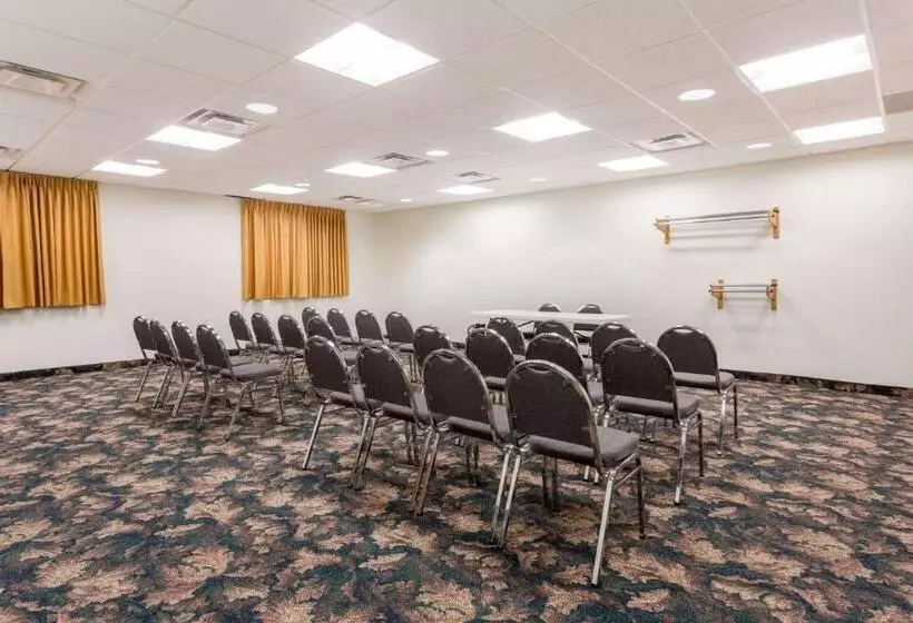 فندق Super 8 By Wyndham Alma