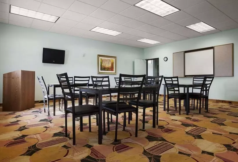 Days Inn & Suites By Wyndham Columbus Ne