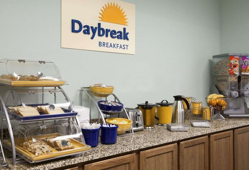 Days Inn & Suites By Wyndham Columbus Ne