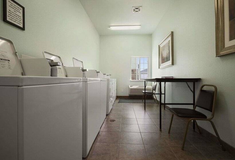 Days Inn & Suites By Wyndham Columbus Ne