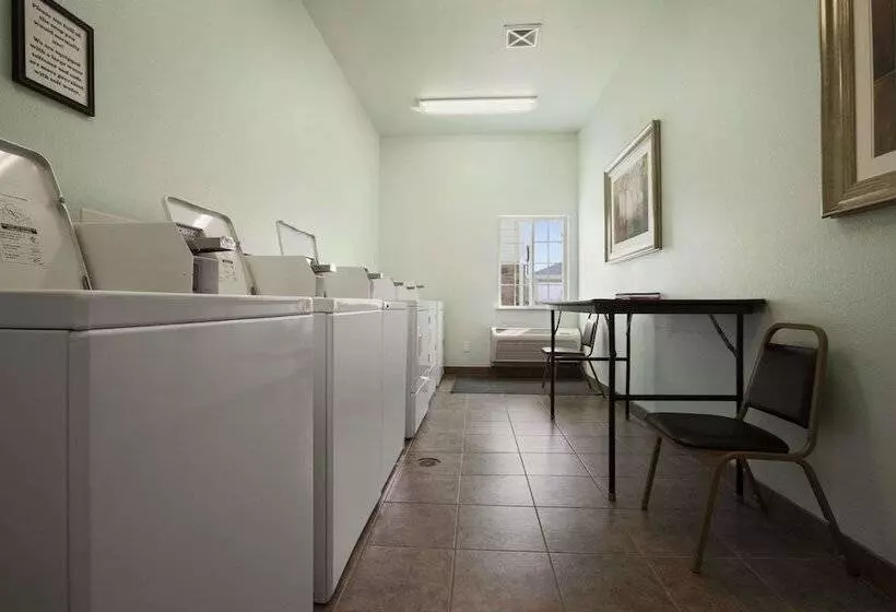 Days Inn & Suites By Wyndham Columbus Ne