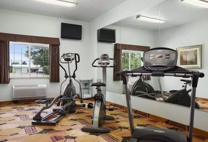 Days Inn & Suites By Wyndham Columbus Ne