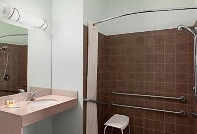 Days Inn & Suites By Wyndham Columbus Ne