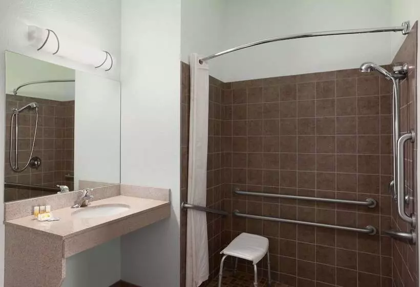 Days Inn & Suites By Wyndham Columbus Ne