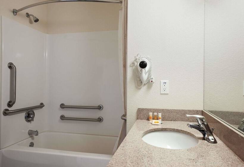 Days Inn & Suites By Wyndham Columbus Ne