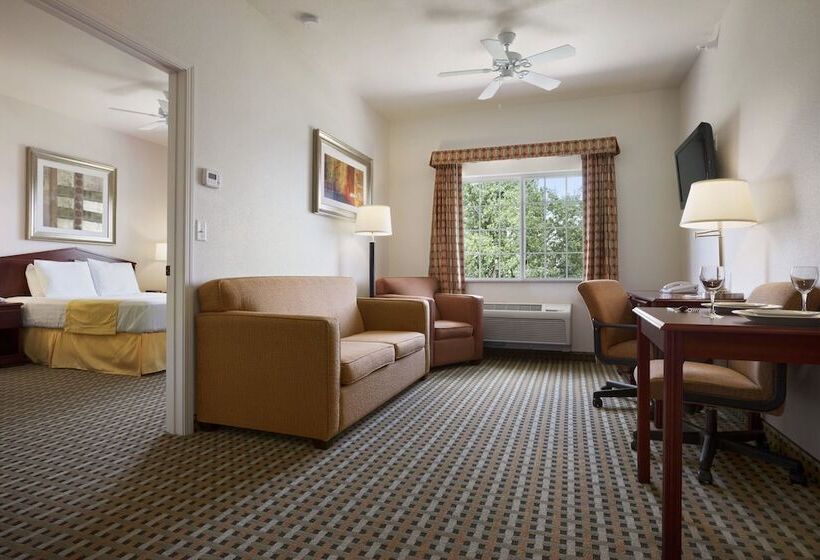 Days Inn & Suites By Wyndham Columbus Ne