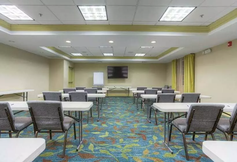 בית מלון כפרי Candlewood Suites Mooresville Lake Norman, An Ihg