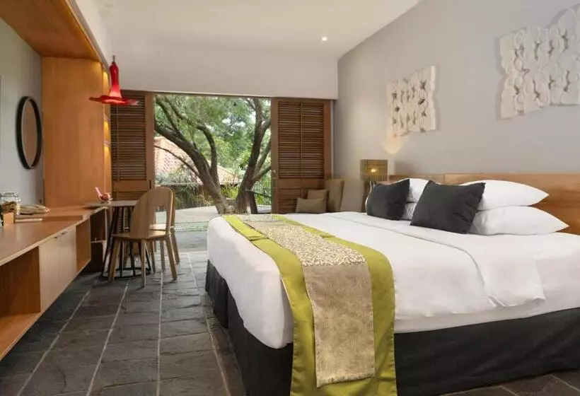 Отель Novus Giri Resort & Spa