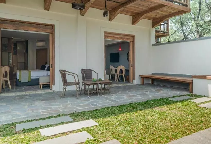 Отель Novus Giri Resort & Spa