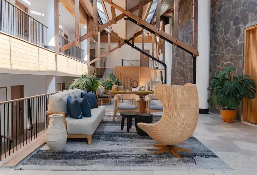 Отель Novus Giri Resort & Spa