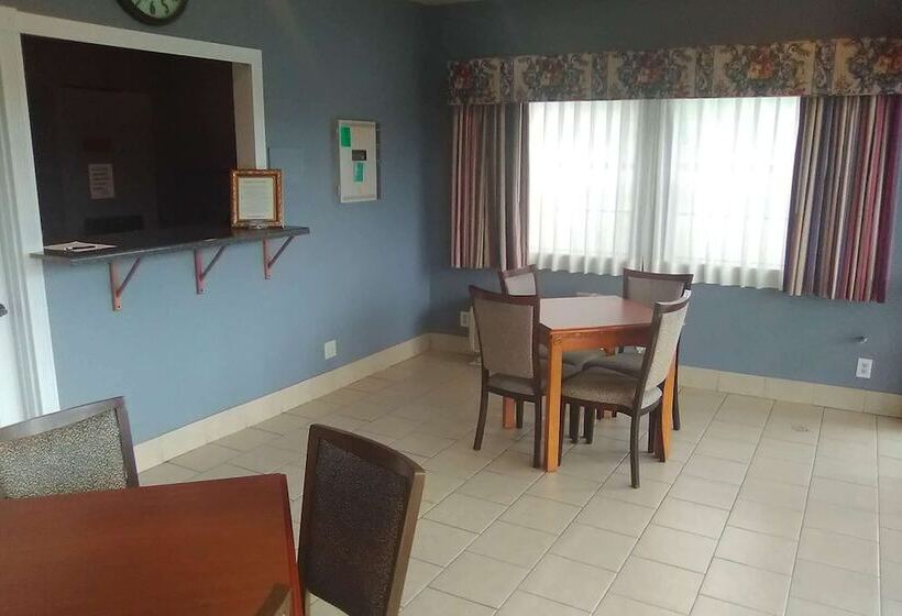 Отель Hiway Inn Express Kiowa