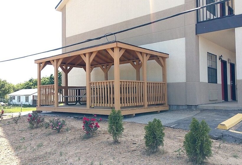 Отель Hiway Inn Express Kiowa