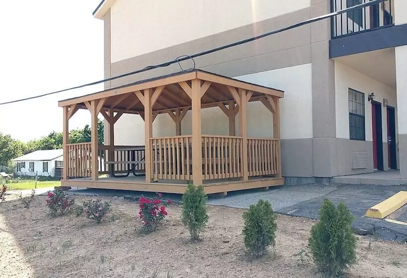 호텔 Hiway Inn Express Kiowa