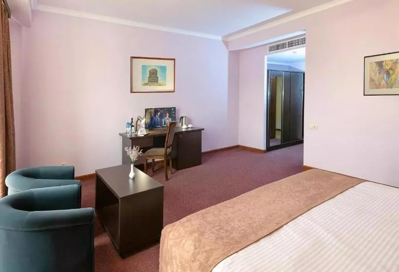 هتل Ani Central Inn