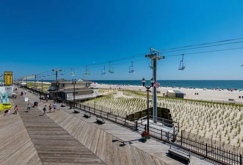 Boardwalk Hotel Charlee & Apartments Beach Hotel Oceanfront
